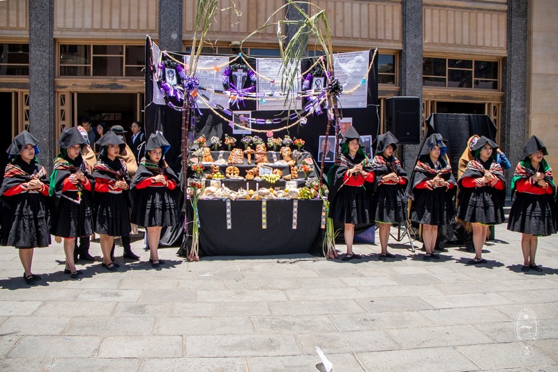 La Universidad Mayor de San Andrés celebró la tradicional puesta de mesa de Todos Santos